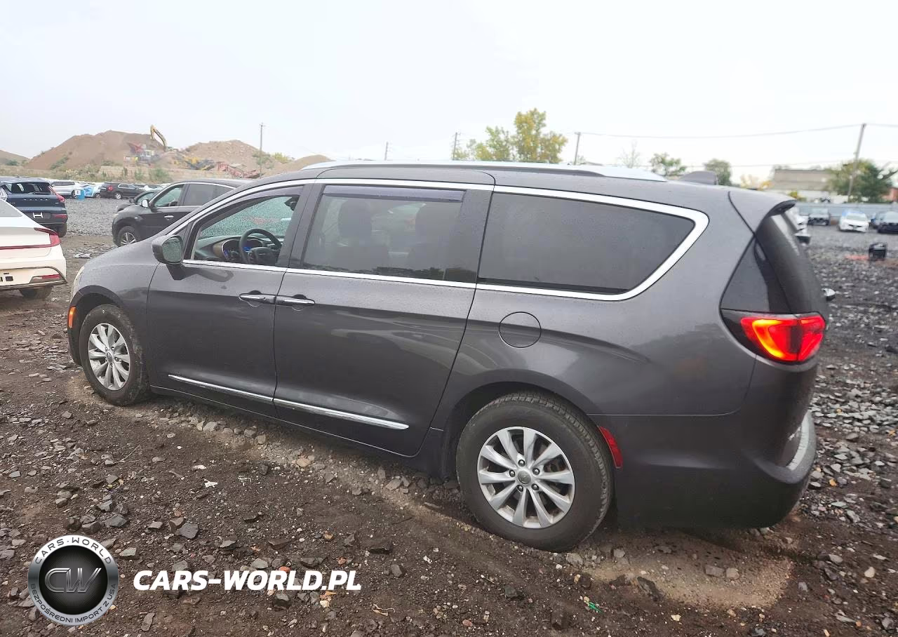 2018 Chrysler Pacifica Touring L VIN:2C4RC1BG1JR352834 - 2