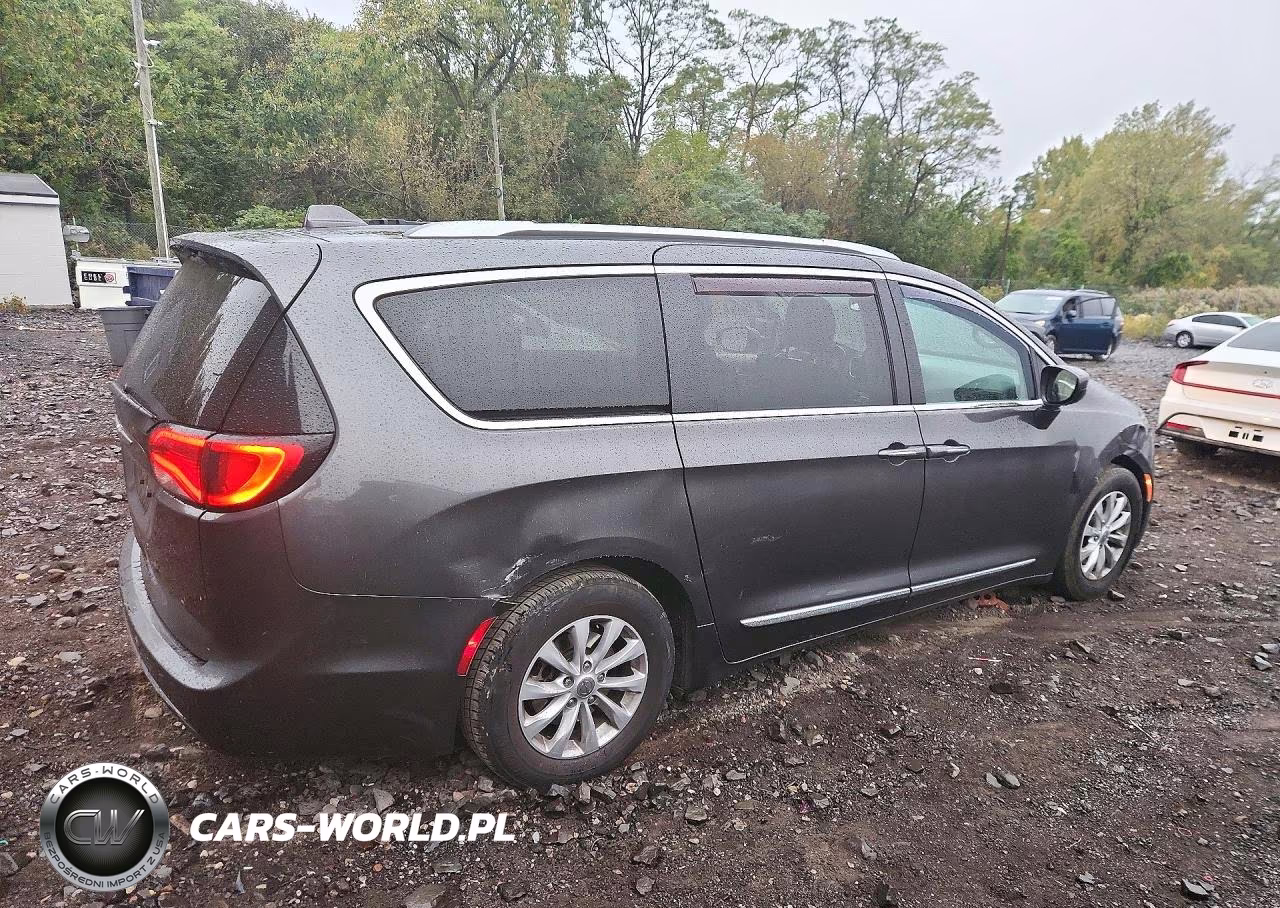 2018 Chrysler Pacifica Touring L VIN:2C4RC1BG1JR352834 - 3