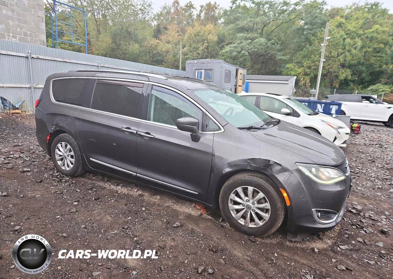 2018 Chrysler Pacifica Touring L VIN:2C4RC1BG1JR352834 - 4