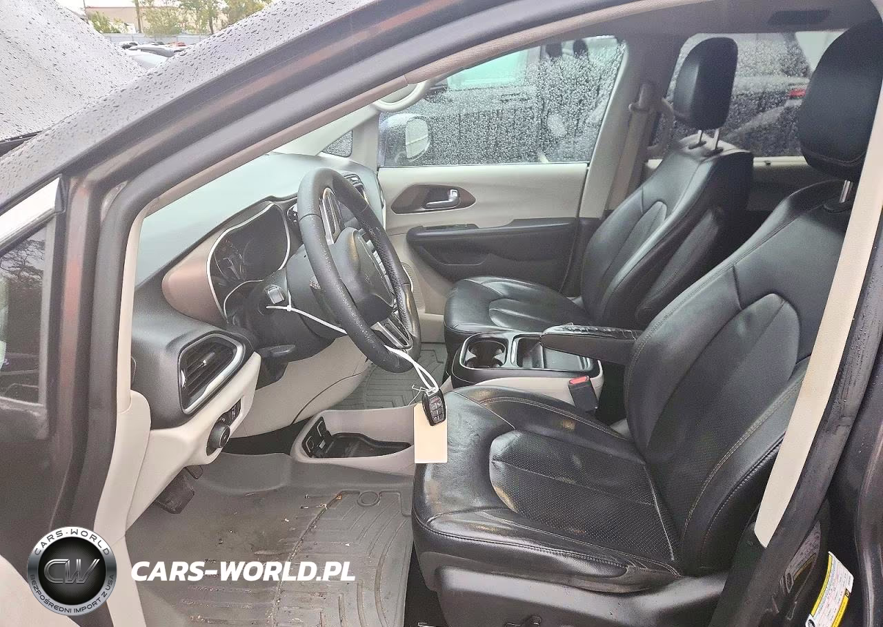 2018 Chrysler Pacifica Touring L VIN:2C4RC1BG1JR352834 - 7