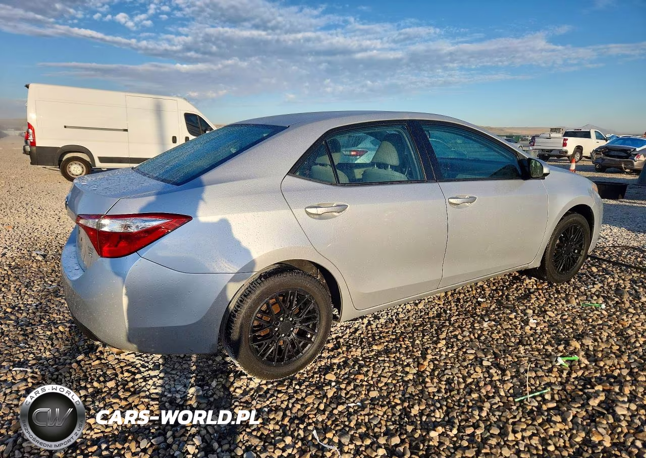 2015 Toyota Corolla Le VIN:5YFBURHE4FP301967 - 3