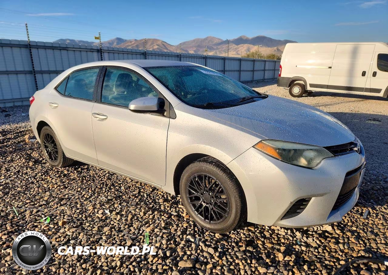 2015 Toyota Corolla Le VIN:5YFBURHE4FP301967 - 4