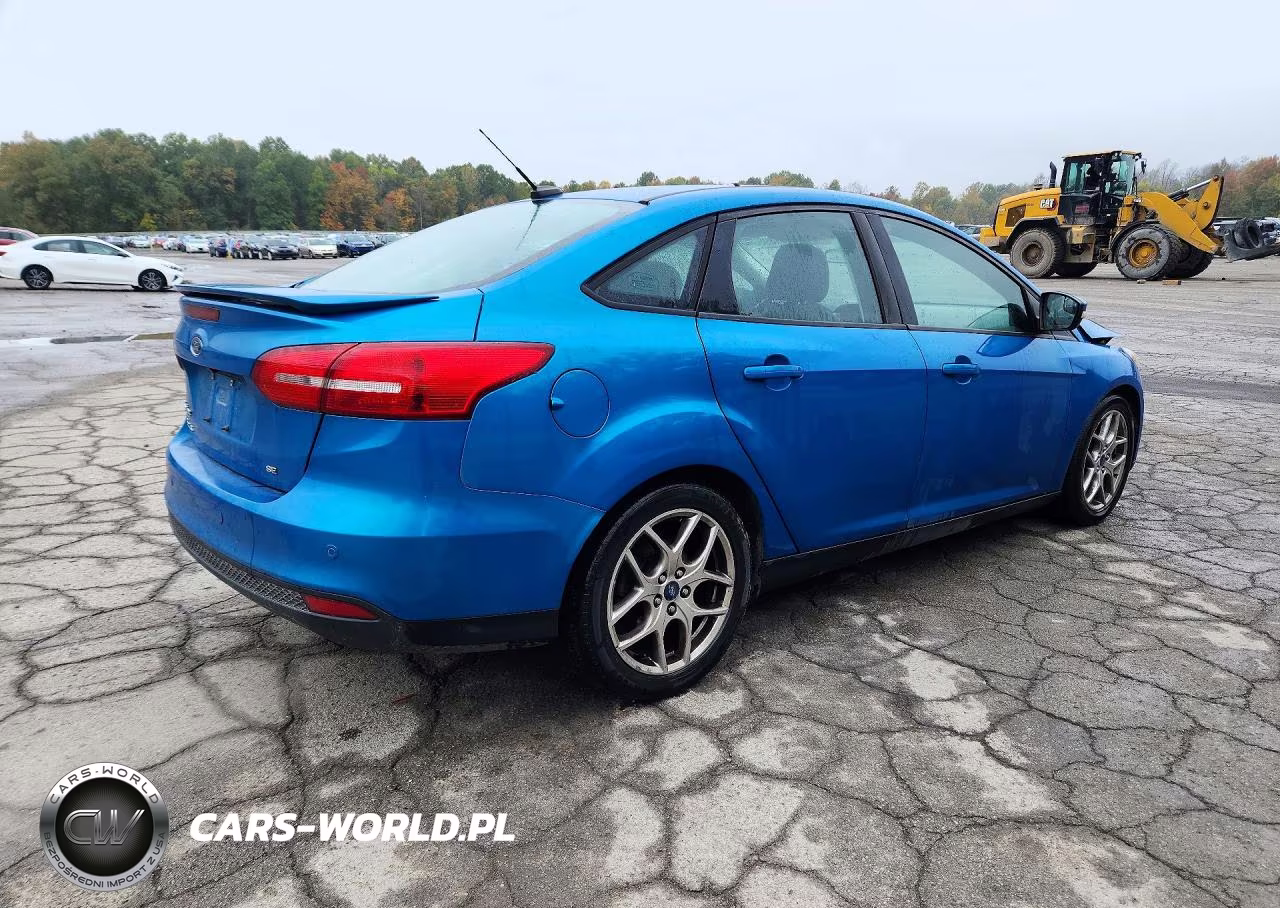 2015 Ford Focus Se VIN:1FADP3F23FL346662 - 3