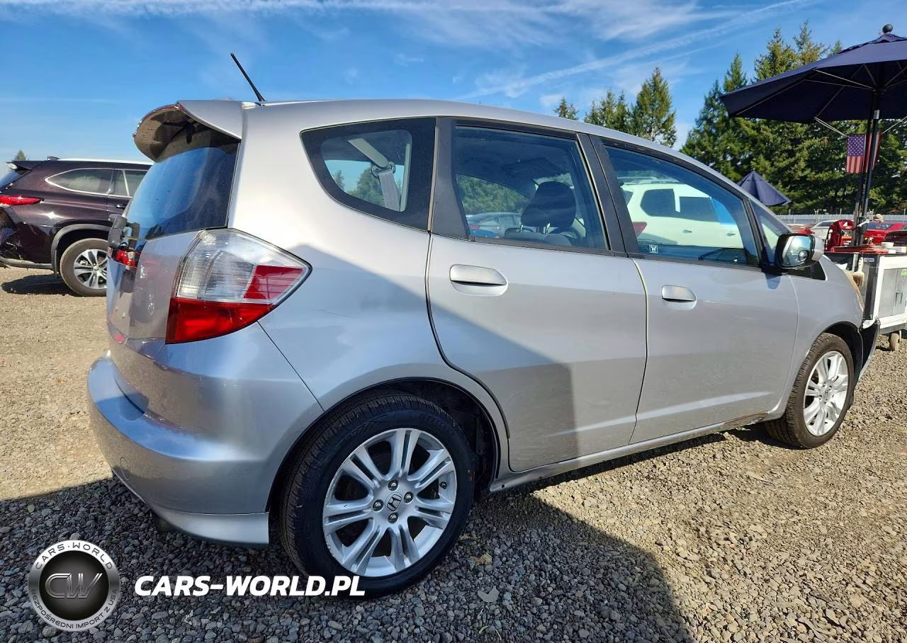 2011 Honda Fit Sport VIN:JHMGE8H53BC011587 - 3