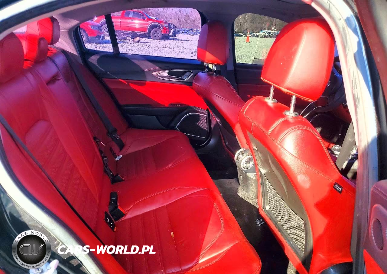 2019 Alfa Romeo Giulia Ti VIN:ZARFAMBN6K7622755 - 10
