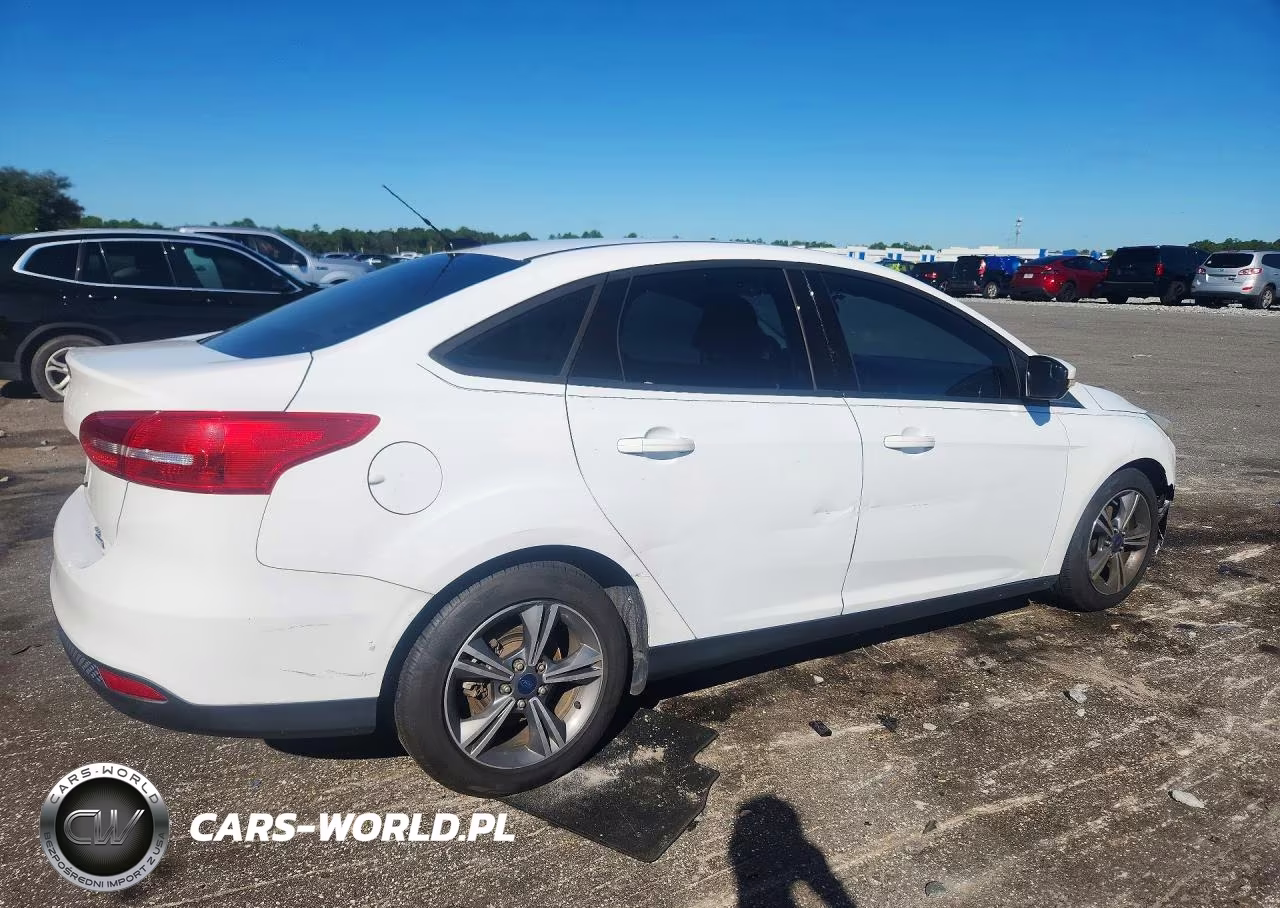 2016 Ford Focus Se VIN:1FADP3FE8GL385713 - 3