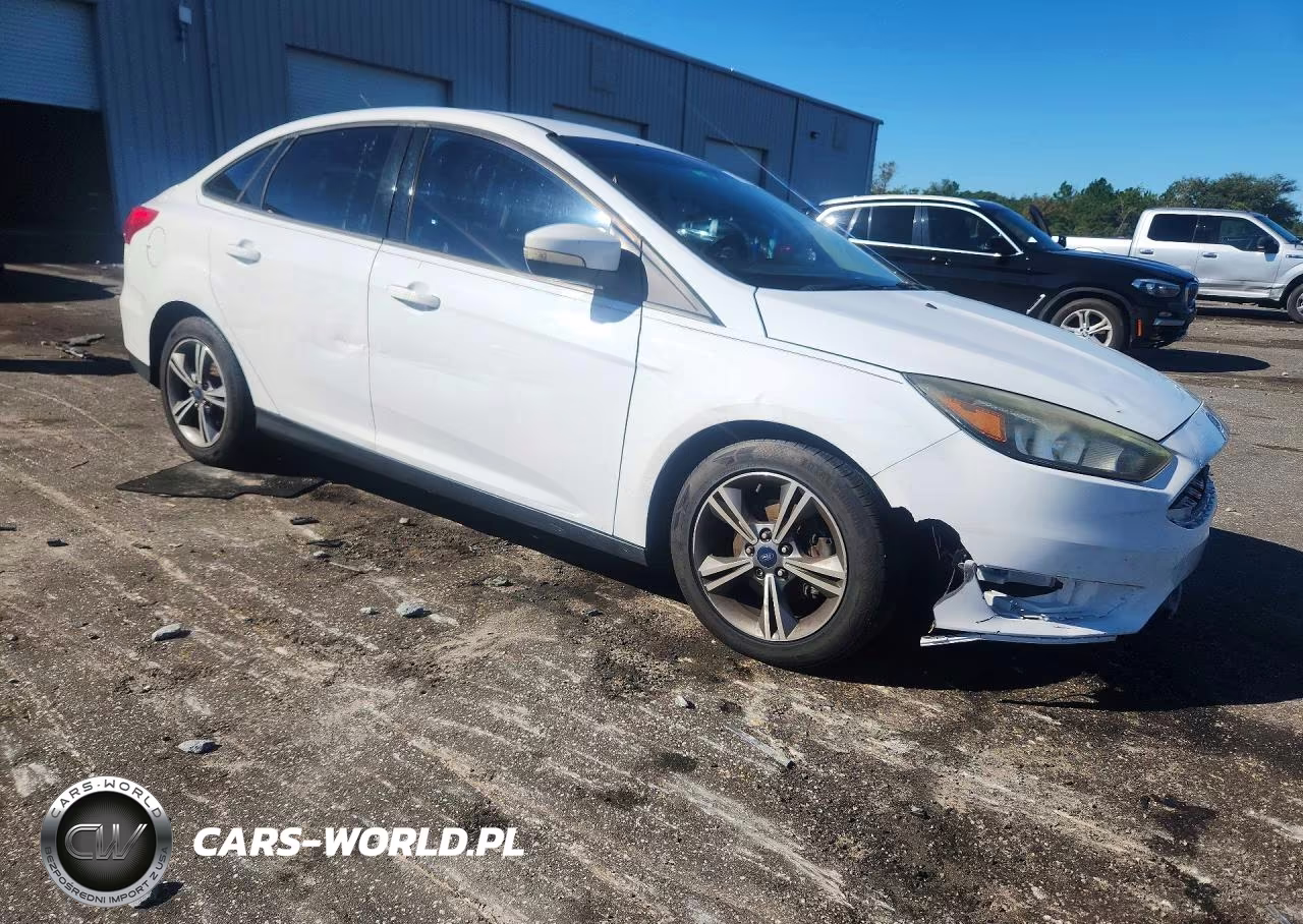 2016 Ford Focus Se VIN:1FADP3FE8GL385713 - 4
