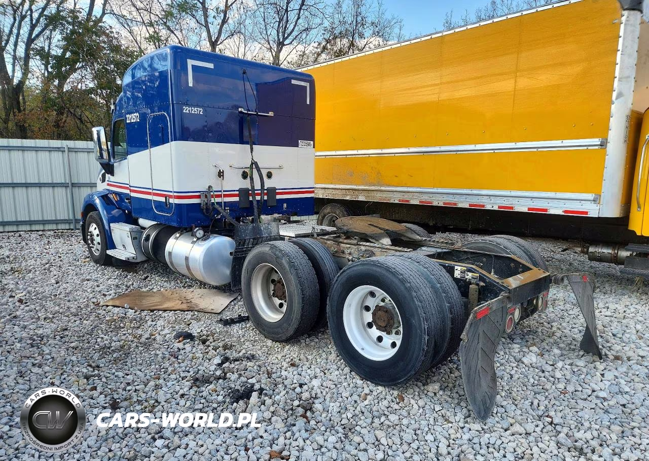 2017 Peterbilt 579 VIN:1XPBDP9X7HD359256 - 2