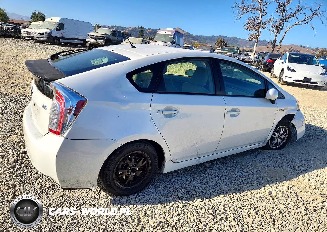 2014 Toyota Prius Two VIN:JTDKN3DU4E0364731 - 3