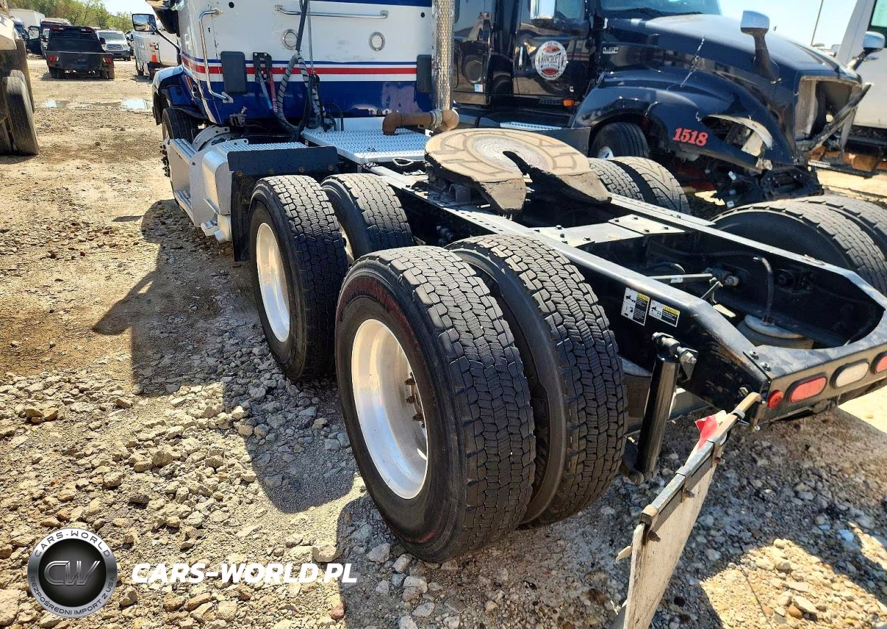 2018 Peterbilt 579 Semi Truck VIN:1XPBDP9X4JD474743 - 12