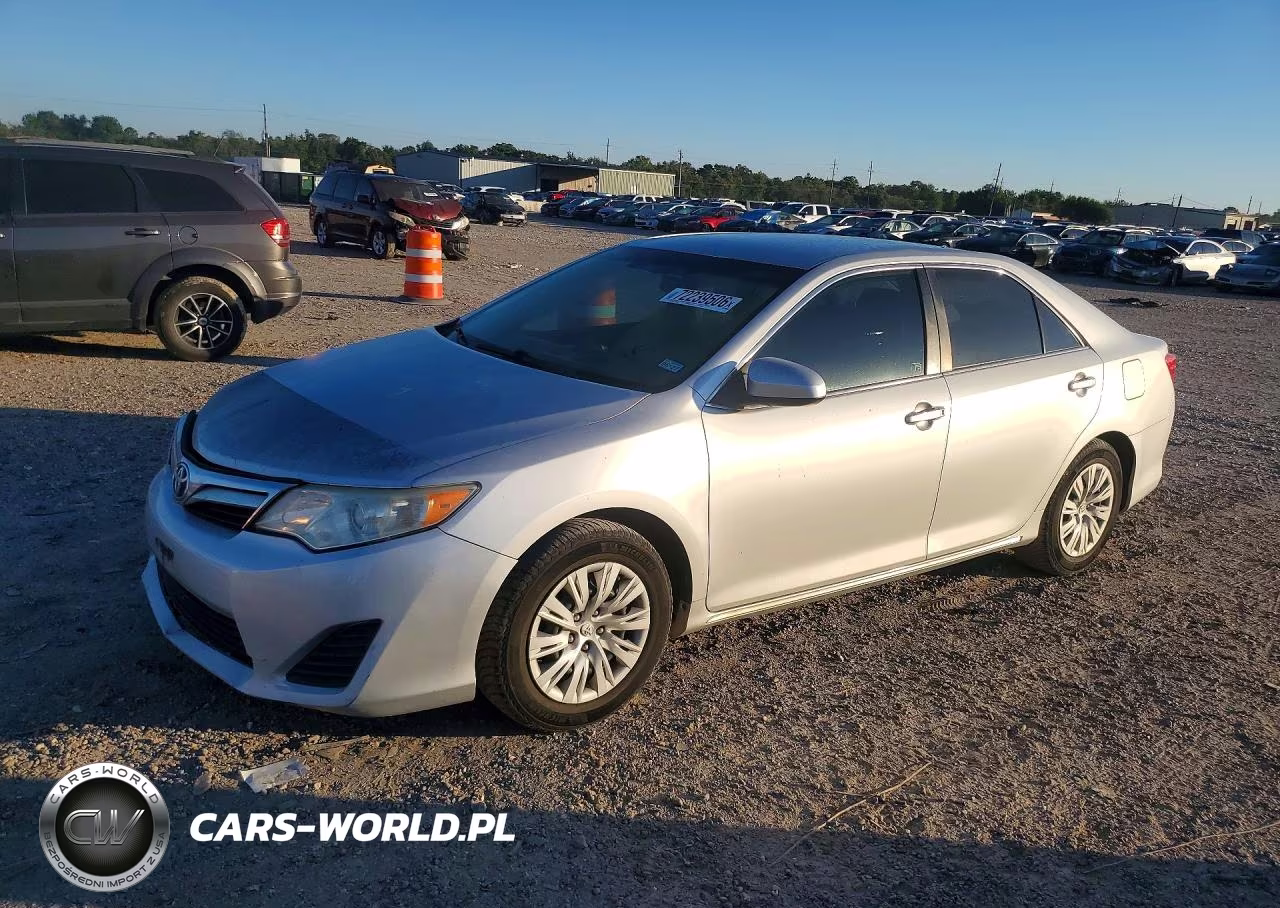 2014 Toyota Camry Le – zdjęcie 1 z 13