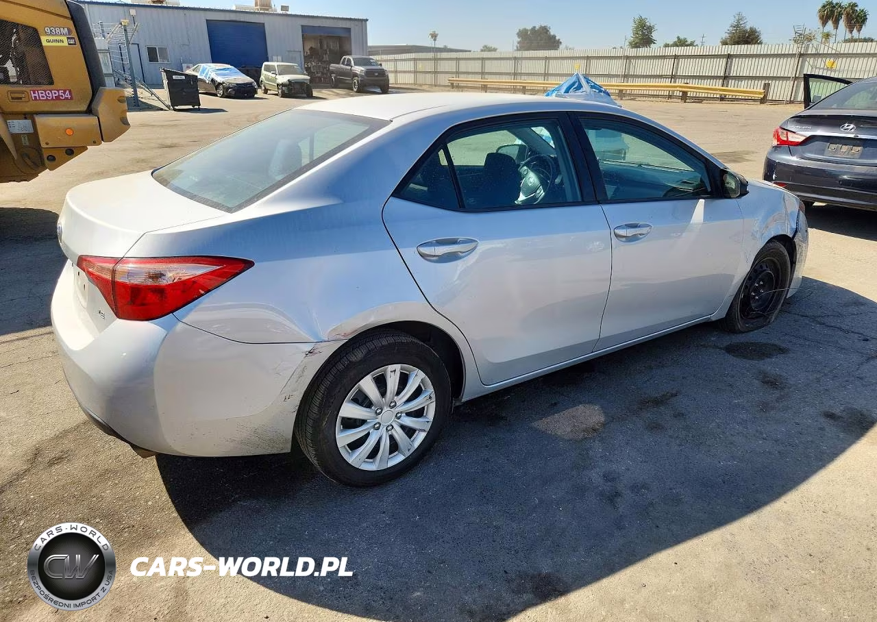 2018 Toyota Corolla Le VIN:2T1BURHE2JC052030 - 3