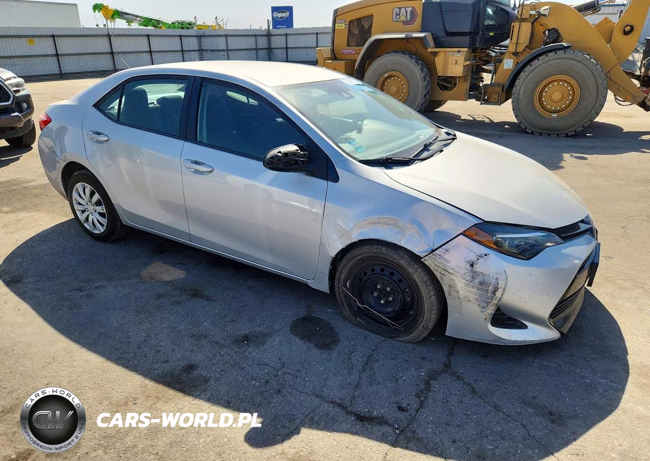 2018 Toyota Corolla Le VIN:2T1BURHE2JC052030 - 4