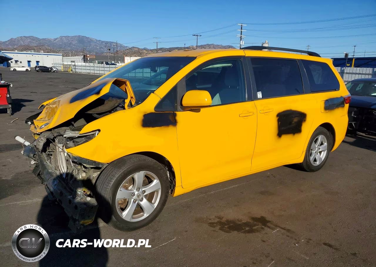 2017 Toyota Sienna Le – zdjęcie 1 z 13