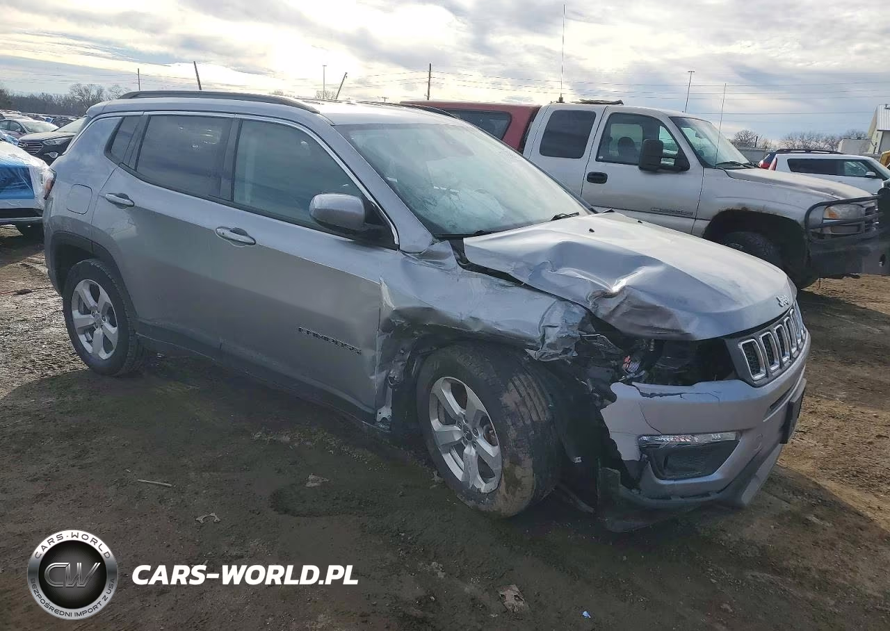 2018 Jeep Compass Latitude VIN:3C4NJDBBXJT325218 - 4