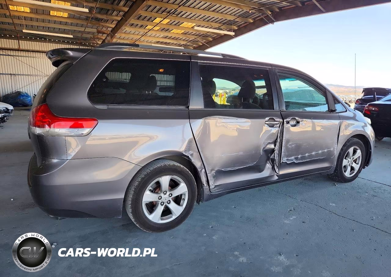 2013 Toyota Sienna Le VIN:5TDKK3DC4DS332602 - 3