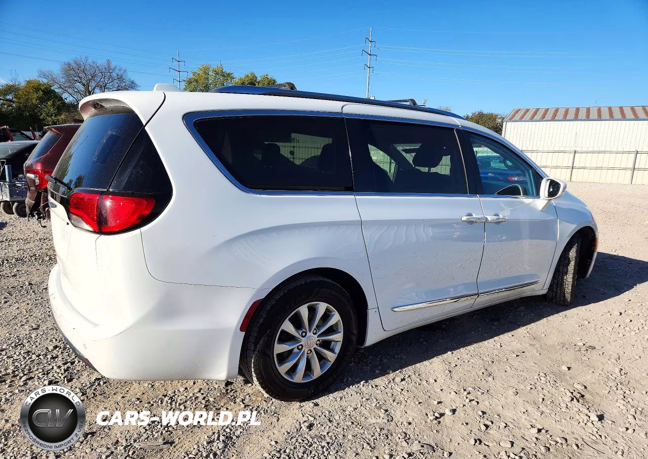 2019 Chrysler Pacifica Touring L VIN:2C4RC1BGXKR732210 - 3