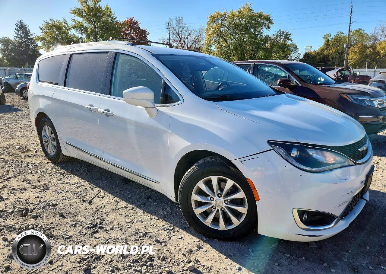 2019 Chrysler Pacifica Touring L VIN:2C4RC1BGXKR732210 - 4