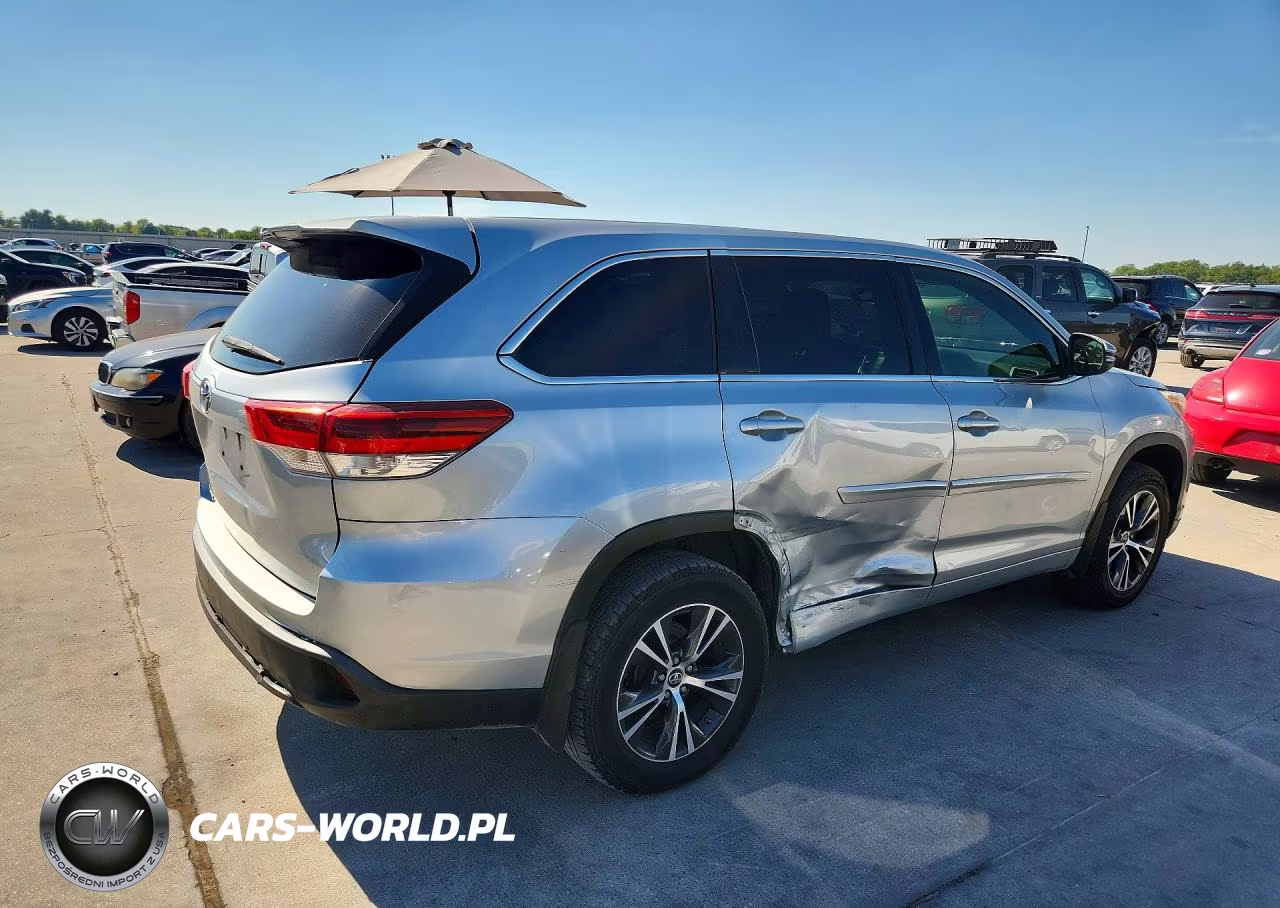 2018 Toyota Highlander Le VIN:5TDZZRFH8JS241222 - 3