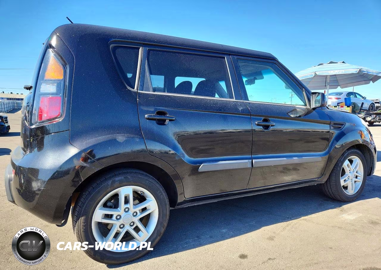 2011 Kia Soul + VIN:KNDJT2A22B7215557 - 3
