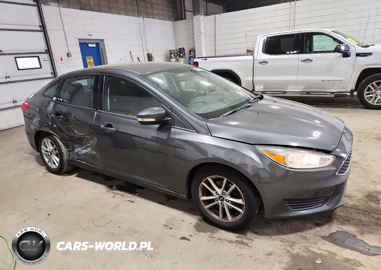 2017 Ford Focus Se VIN:1FADP3F20HL221864 - 4