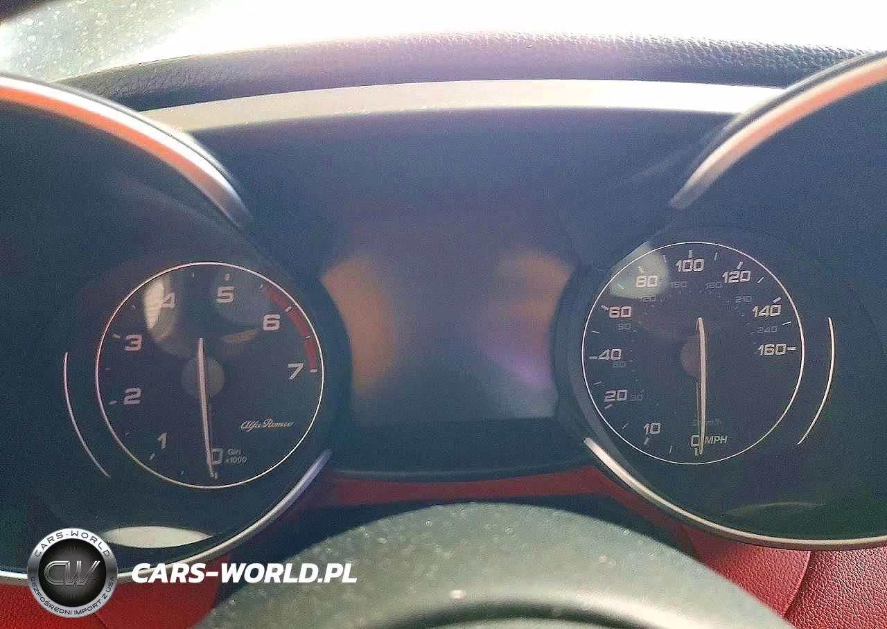 2018 Alfa Romeo Giulia VIN:ZARFAEBN1J7593122 - 9