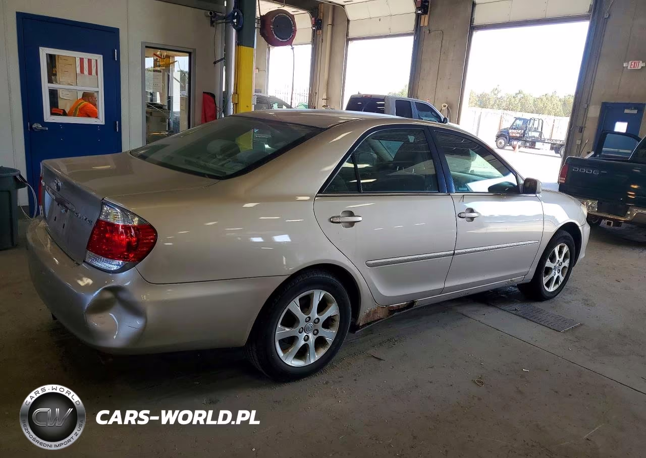2005 Toyota Camry Xle VIN:4T1BE32K75U974371 - 3