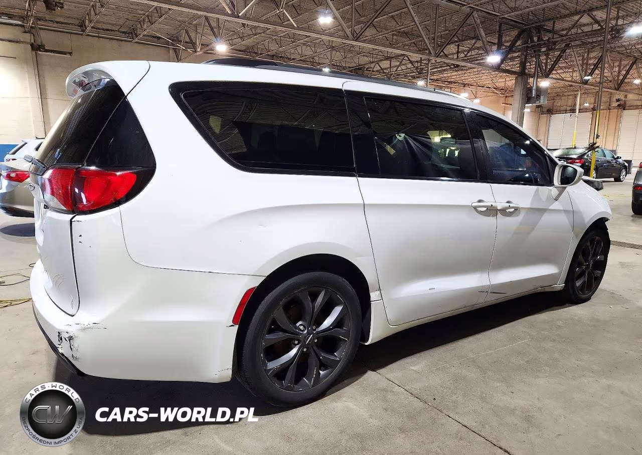 2018 Chrysler Pacifica Touring L VIN:2C4RC1BG7JR174878 - 3