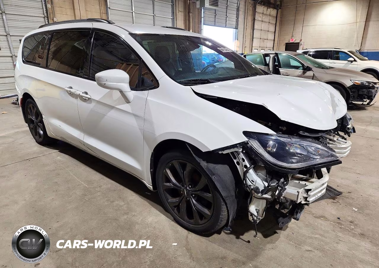 2018 Chrysler Pacifica Touring L VIN:2C4RC1BG7JR174878 - 4