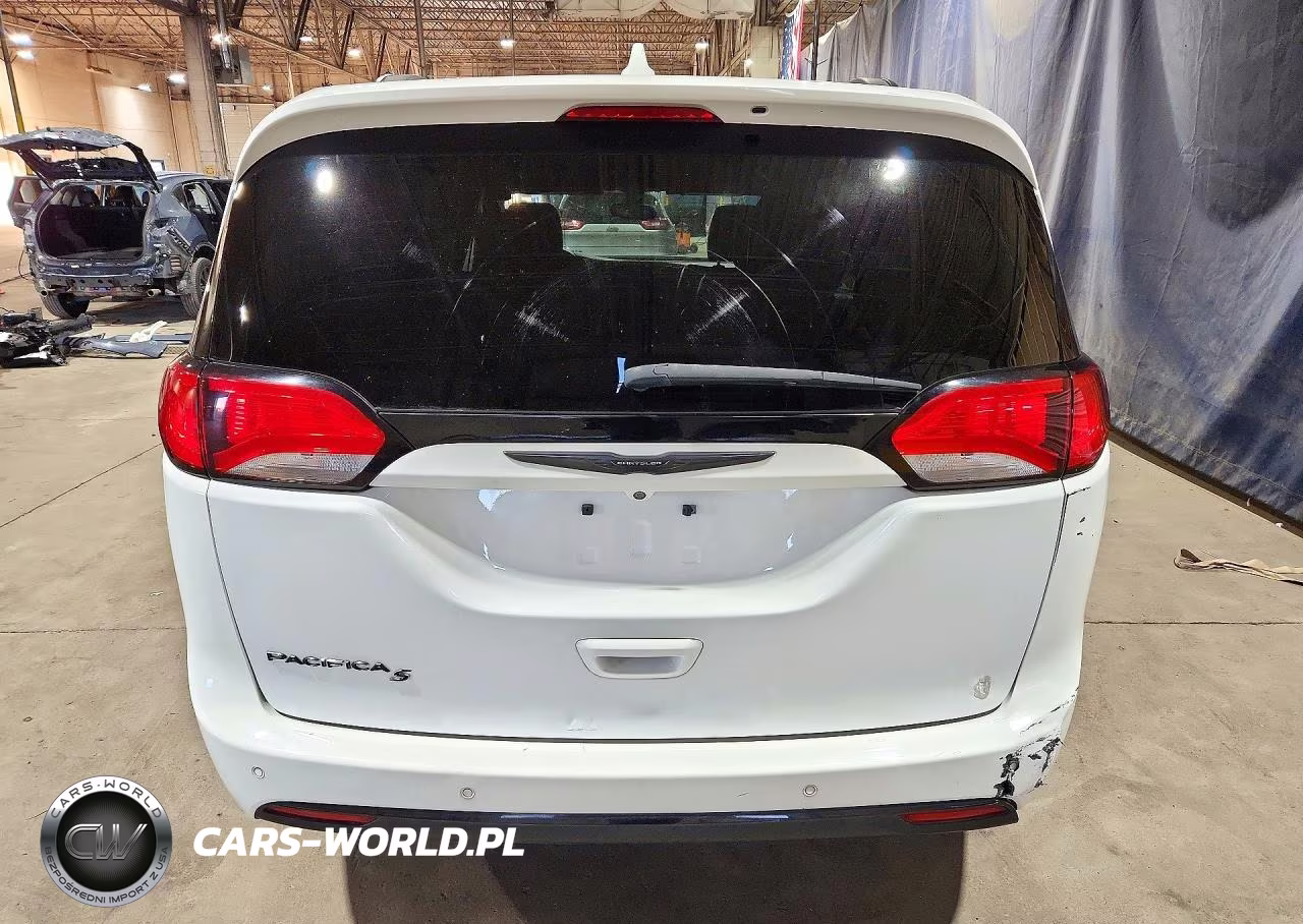 2018 Chrysler Pacifica Touring L VIN:2C4RC1BG7JR174878 - 6