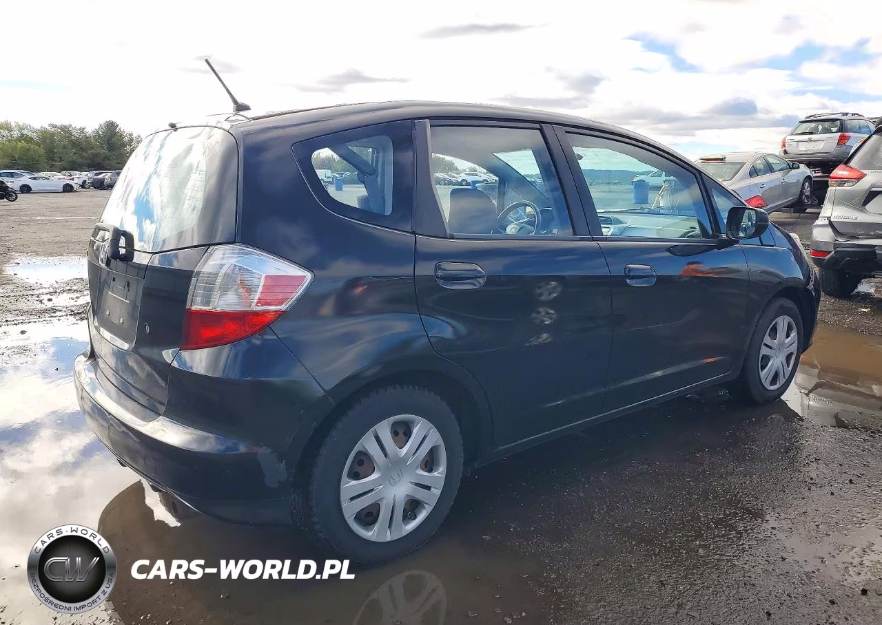 2010 Honda Fit VIN:JHMGE8H20AC003340 - 3
