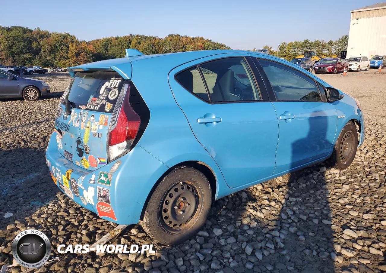 2015 Toyota Prius C One VIN:JTDKDTB33F1089894 - 3