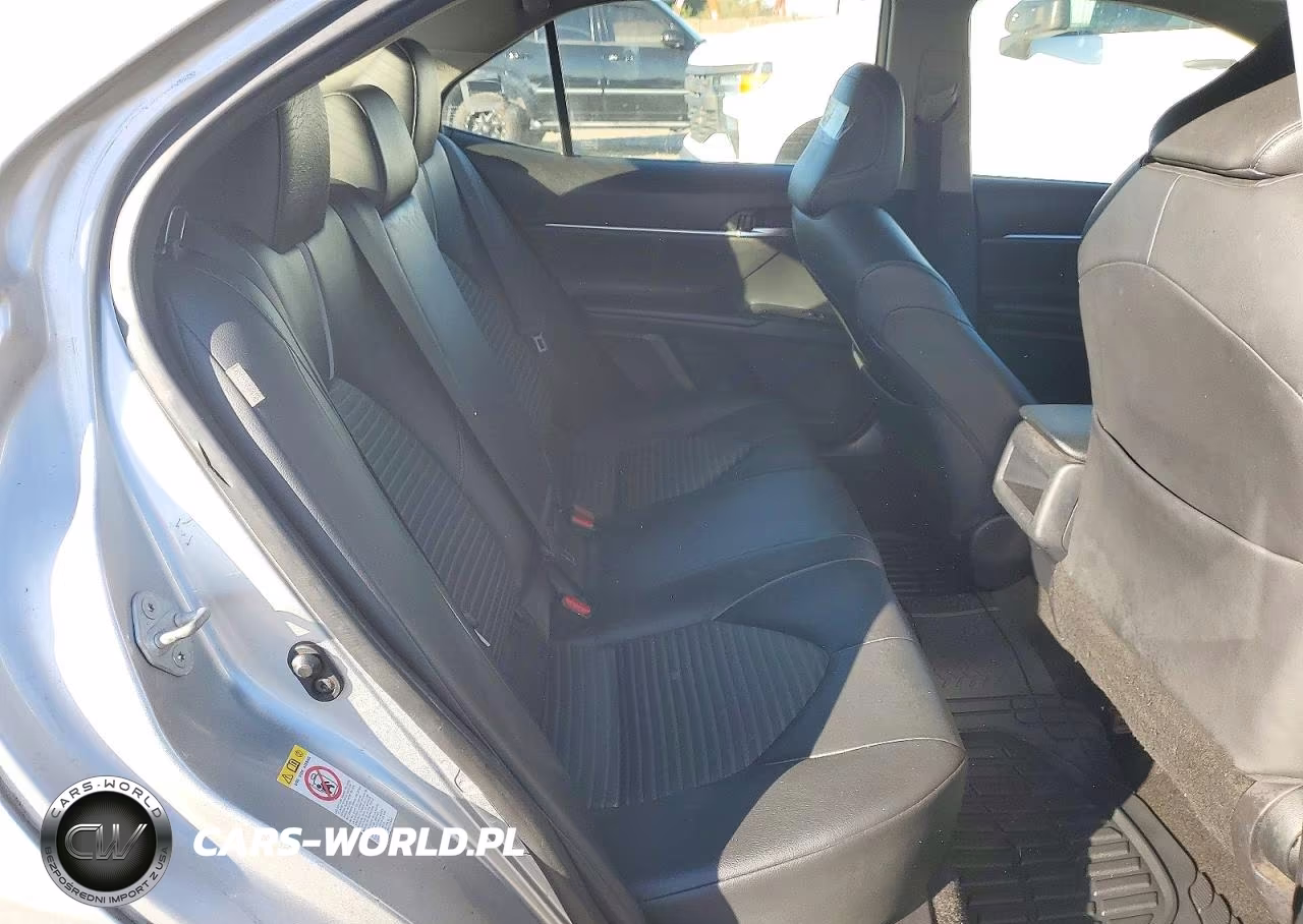 2018 Toyota Camry L VIN:JTNB11HK2J3028301 - 10