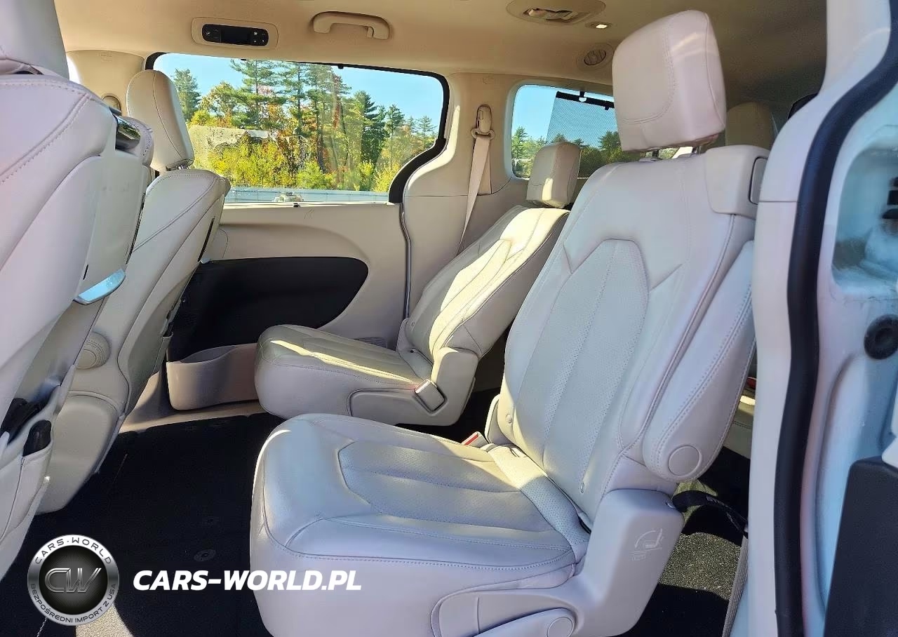 2017 Chrysler Pacifica Touring L Plus VIN:2C4RC1EG9HR534318 - 11