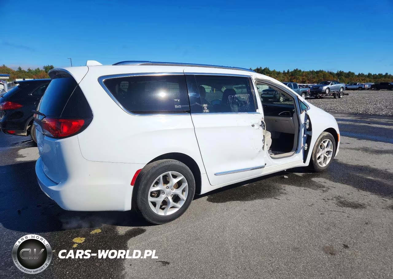 2017 Chrysler Pacifica Touring L Plus VIN:2C4RC1EG9HR534318 - 3
