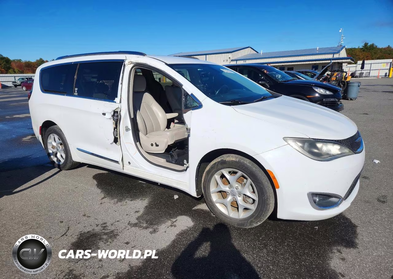 2017 Chrysler Pacifica Touring L Plus VIN:2C4RC1EG9HR534318 - 4