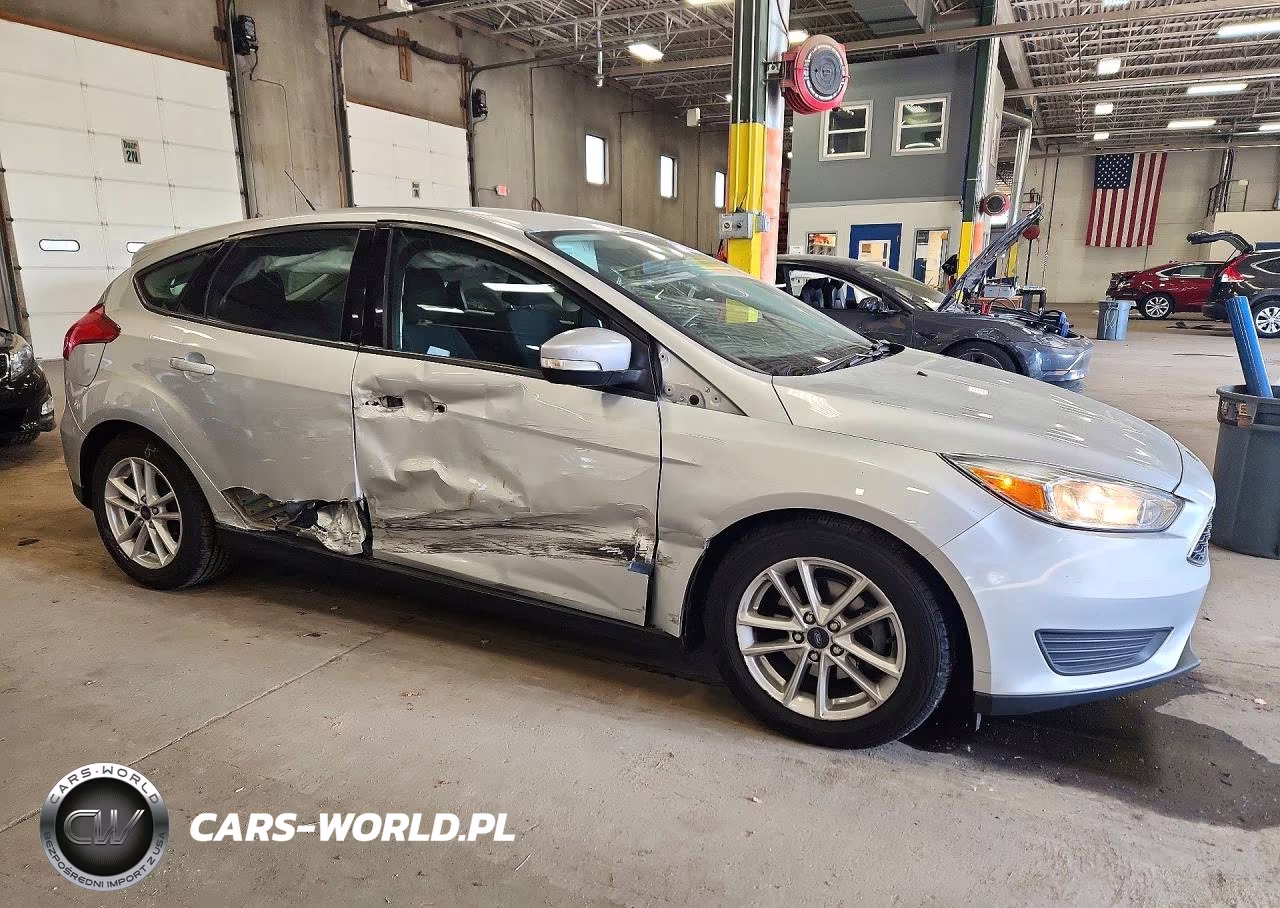 2017 Ford Focus Se VIN:1FADP3K28HL239311 - 4