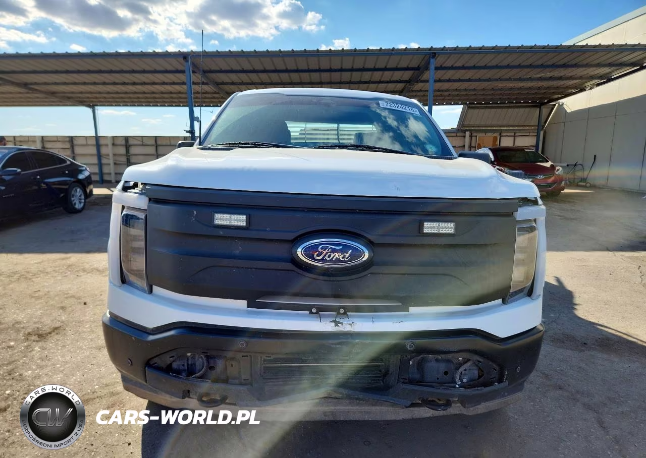 2023 Ford F150 Lightning Pro VIN:1FTVW1EL6PWG41304 - 5