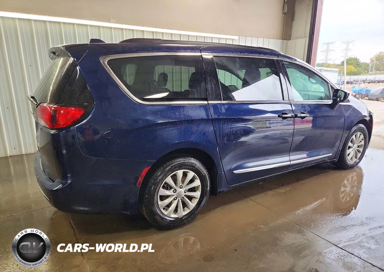 2017 Chrysler Pacifica Touring L VIN:2C4RC1BG4HR539480 - 3
