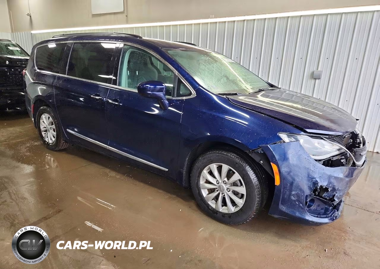 2017 Chrysler Pacifica Touring L VIN:2C4RC1BG4HR539480 - 4