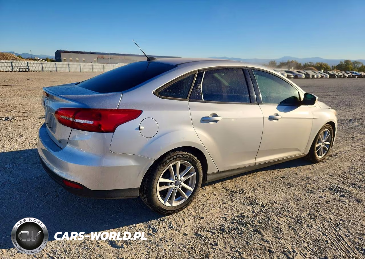2015 Ford Focus Se VIN:1FADP3F24FL289288 - 3