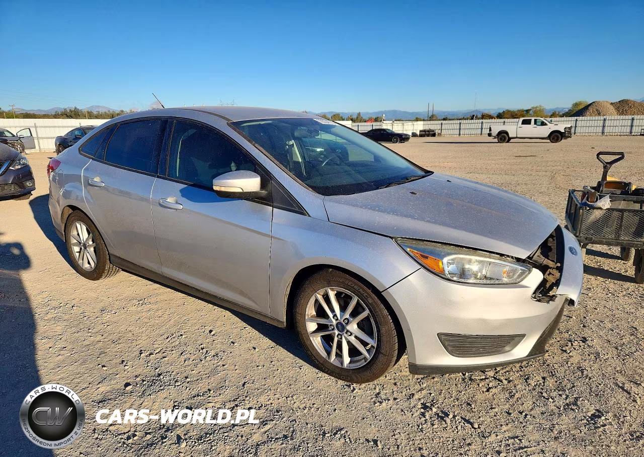 2015 Ford Focus Se VIN:1FADP3F24FL289288 - 4