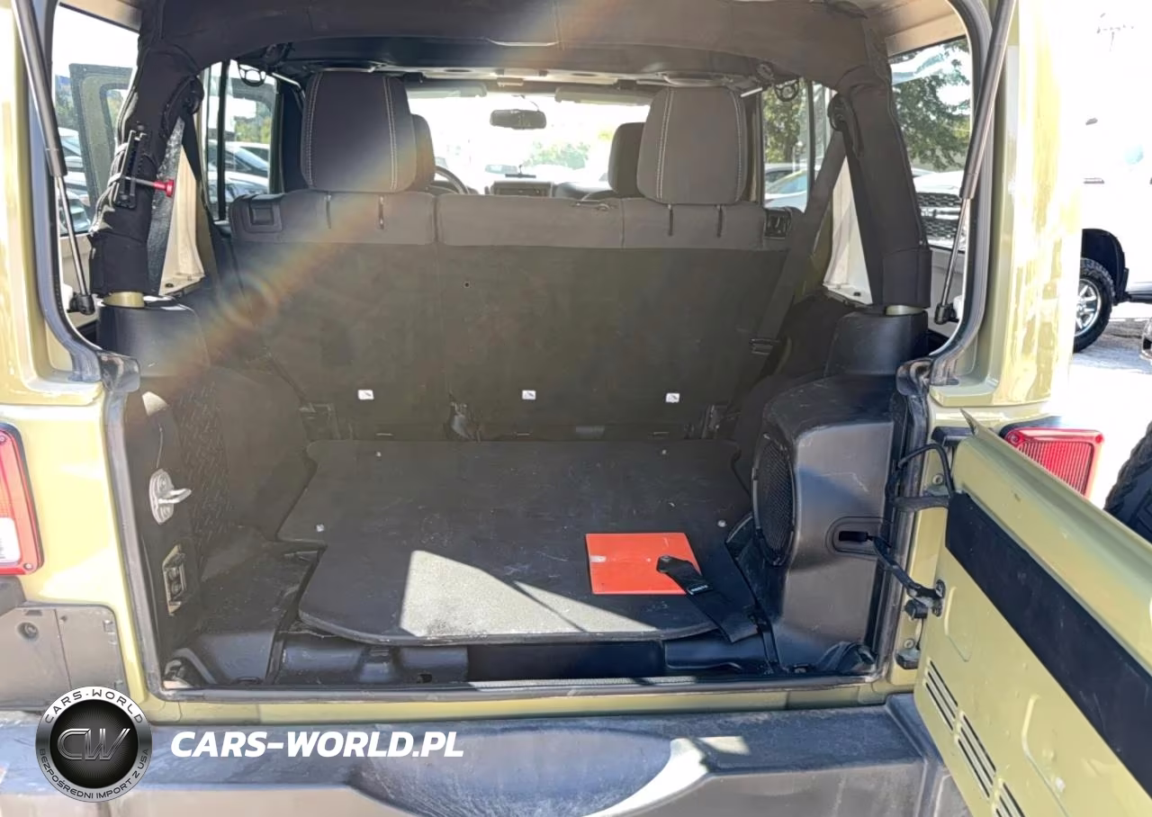 2013 Jeep Wrangler Unlimited Sahara VIN:1C4BJWEG3DL570142 - 14