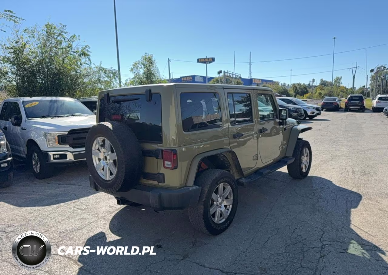 2013 Jeep Wrangler Unlimited Sahara VIN:1C4BJWEG3DL570142 - 4