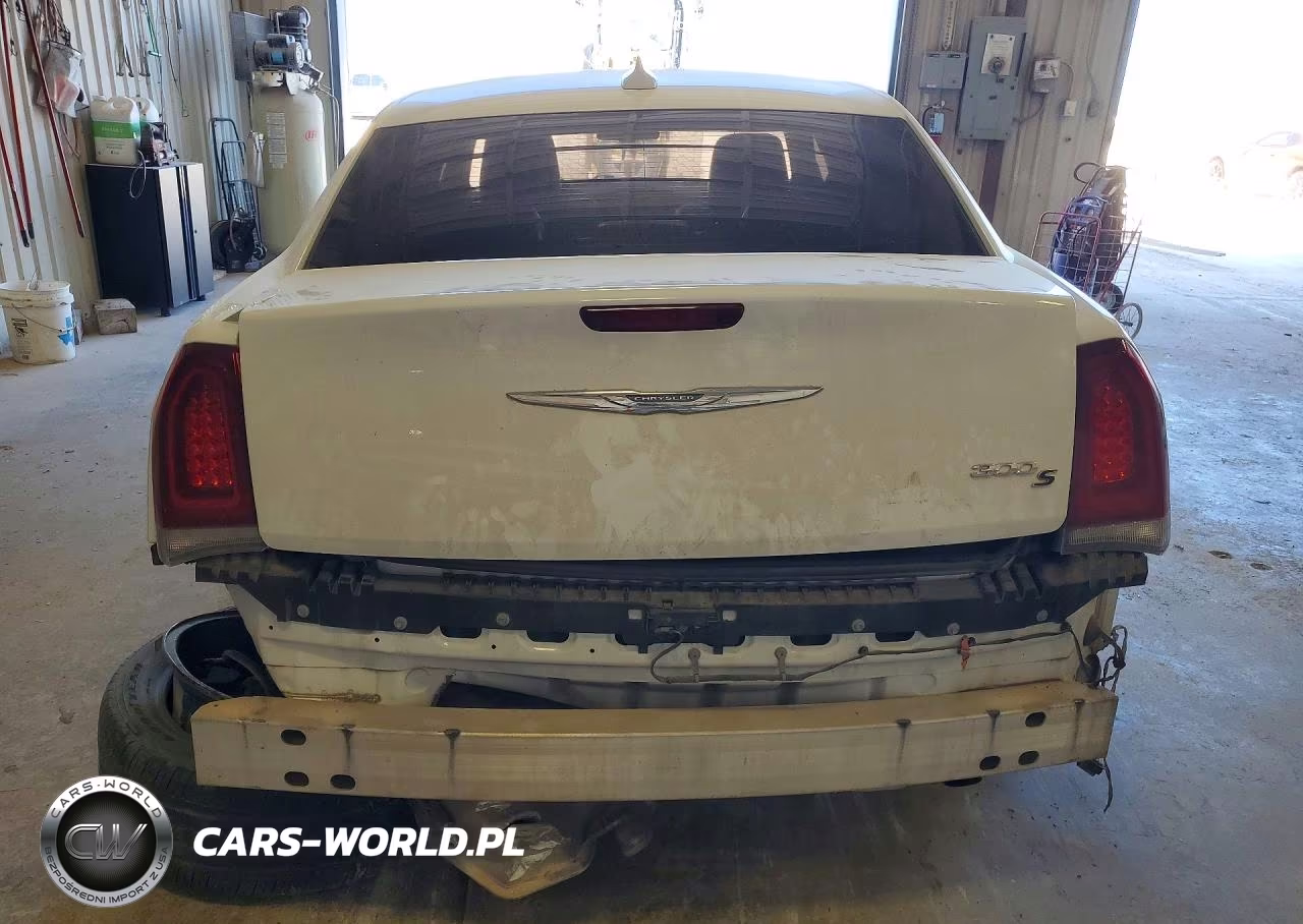 2019 Chrysler 300 S VIN:2C3CCABG5KH515325 - 6