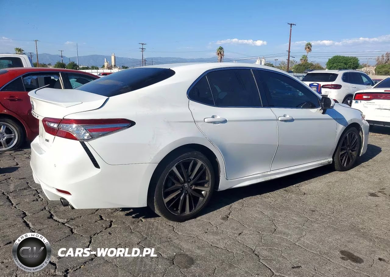 2018 Toyota Camry Xse VIN:4T1B61HK4JU030238 - 3