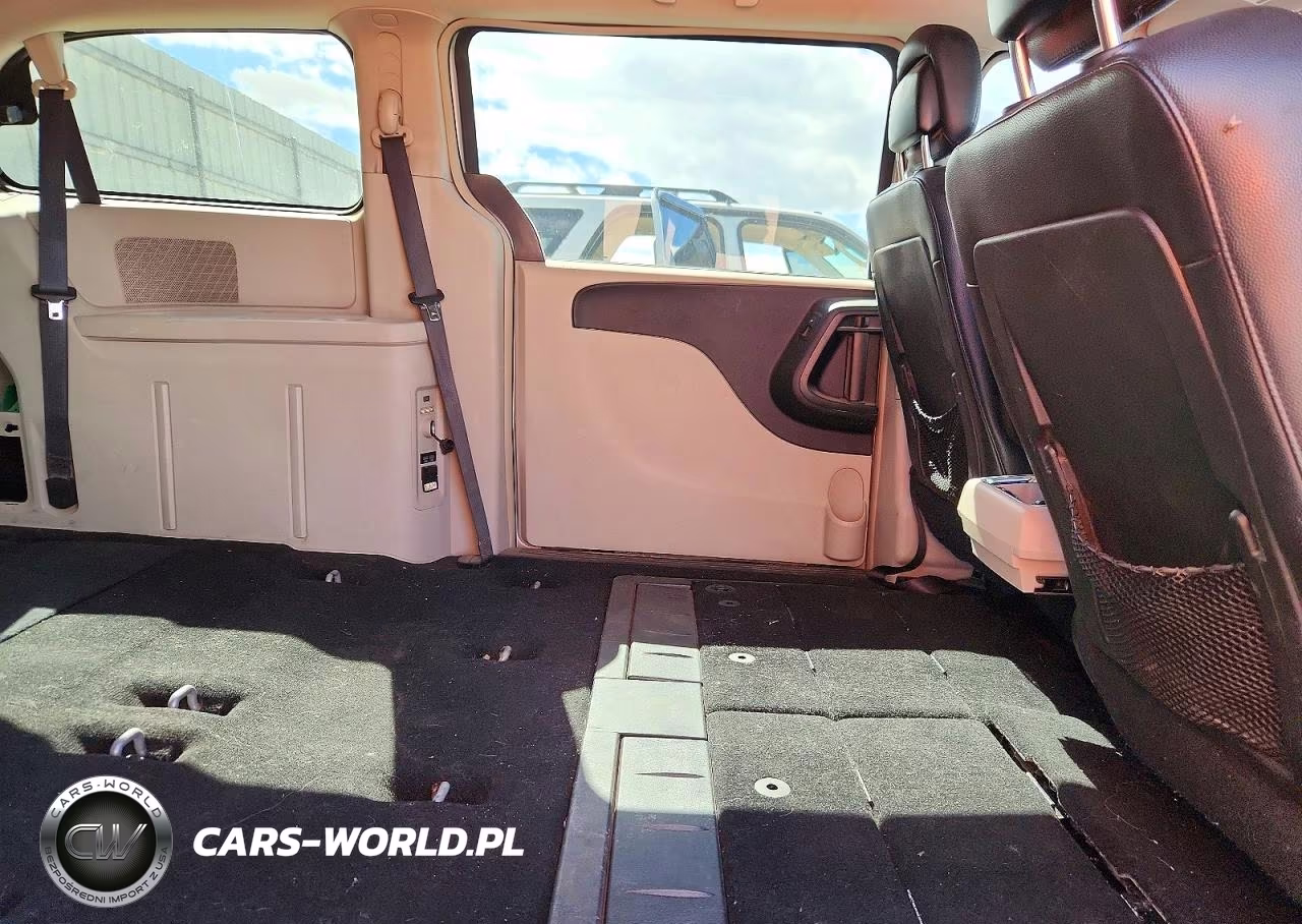 2015 Chrysler Town & Country Touring VIN:2C4RC1BG3FR545719 - 11