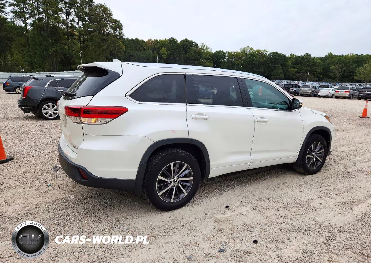 2018 Toyota Highlander Xle VIN:5TDJZRFH7JS535501 - 3