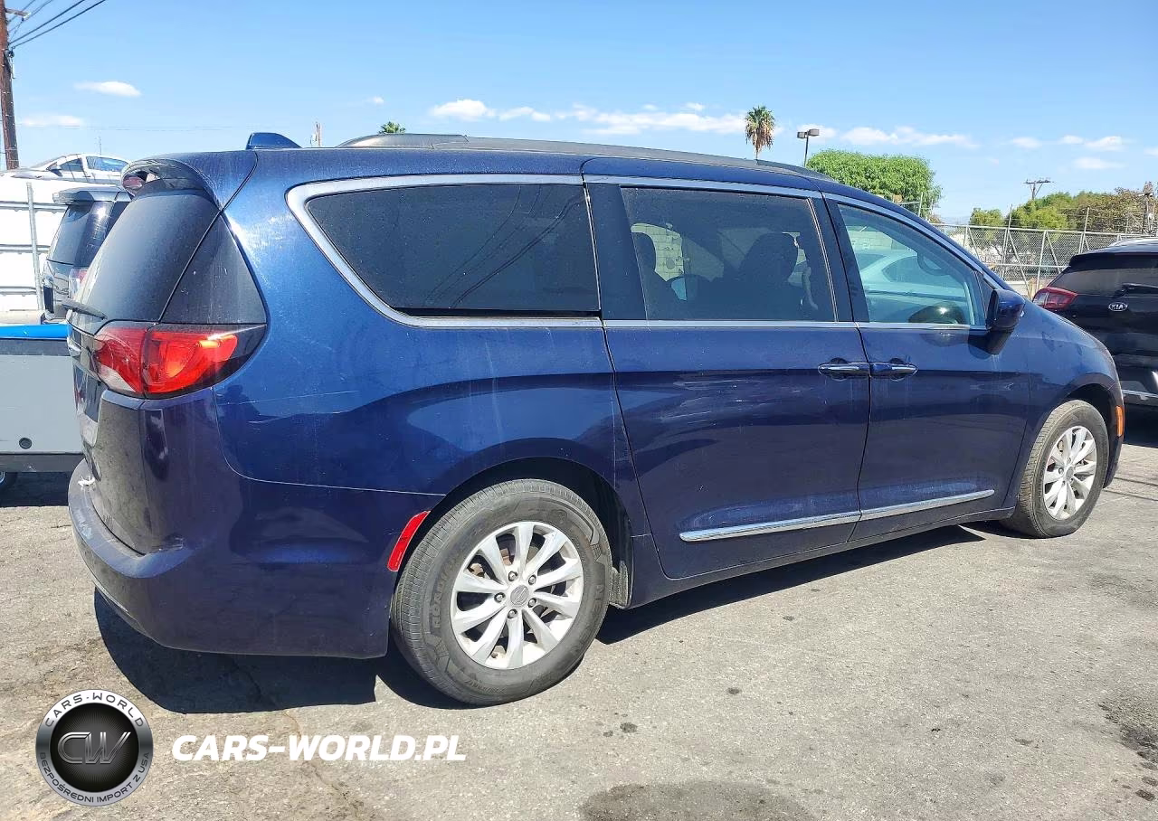 2017 Chrysler Pacifica Touring L VIN:2C4RC1BG4HR583897 - 3