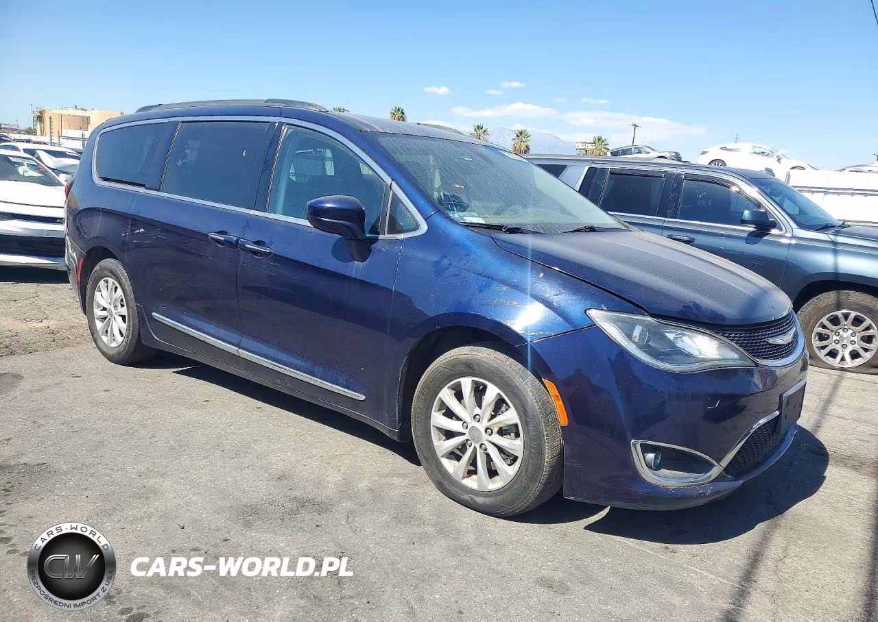 2017 Chrysler Pacifica Touring L VIN:2C4RC1BG4HR583897 - 4